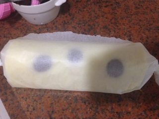 9、巧克力波点蛋糕卷,用新油纸把蛋糕卷像包糖果那样封好放到冰箱里冷藏定型后取出切小块即可