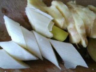 3、自制家庭【鸳鸯火锅】,大葱和姜切好。