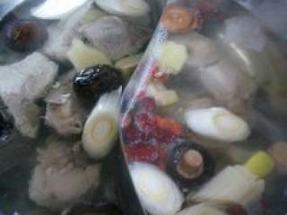 5、自制家庭【鸳鸯火锅】,加入焯好水的排骨，辣汤和清汤 里各加几块。