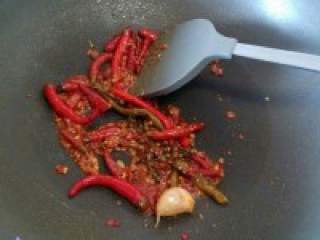 6、自制家庭【鸳鸯火锅】,锅里加入适量油，加入自制剁椒 酱、泡椒、花椒，炒香。