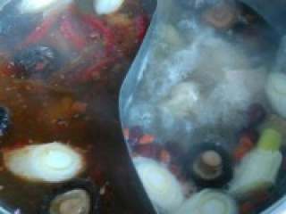 7、自制家庭【鸳鸯火锅】, 将辣料倒入辣汤里，中小火慢慢 熬至排骨熟透。