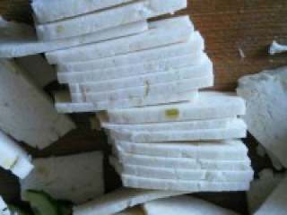 8、自制家庭【鸳鸯火锅】,鱼糕切成片，土豆去皮洗净切成 厚片、娃娃菜和泡发木耳清洗干净。