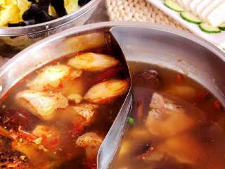 10、自制家庭【鸳鸯火锅】,放入鱼糕，鱼丸，开始涮火锅了。