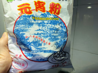 1、红糖麻糍,超市里买一包元宵粉或者糯米粉都可以；