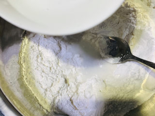 3、红糖麻糍,往糯米粉里加水，水要慢慢加，一下子倒进去掌握不了量；