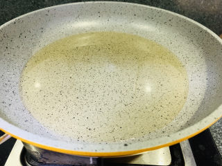 7、红糖麻糍,锅里加油，覆盖平底锅底，中火烧热；