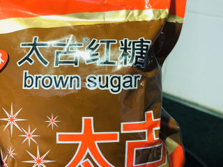 10、红糖麻糍,一边锅里慢煎，一边取红糖，这种红糖粉比较容易化开；