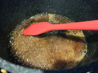 13、红糖麻糍,大火烧开；