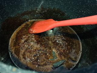 14、红糖麻糍,前面偶尔搅拌下红糖水，稍微浓稠后，要多搅拌，避免糊底，红糖水变浓稠后，就可以了；