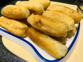 16、红糖麻糍,一根根夹起，放入盘中，用勺子浇上煮好的红糖汁；