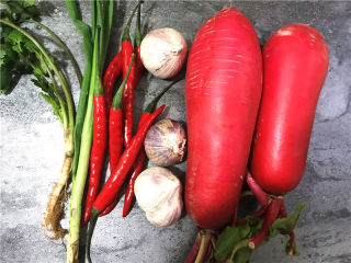 1、酸辣萝卜,材料准备。