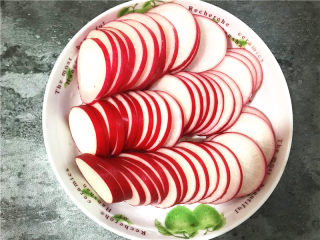 2、酸辣萝卜,将萝卜洗净，切成薄片。