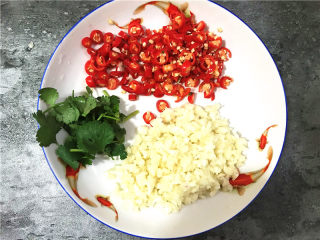 5、酸辣萝卜,将小米辣，大蒜，香菜洗净切好。