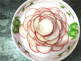 7、酸辣萝卜,将白糖，味精，少许盐放在萝卜面上。