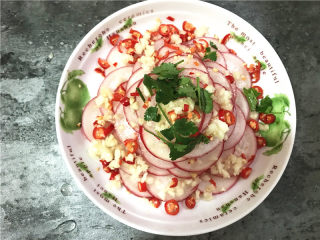 8、酸辣萝卜,放入蒜泥，小米辣碎。