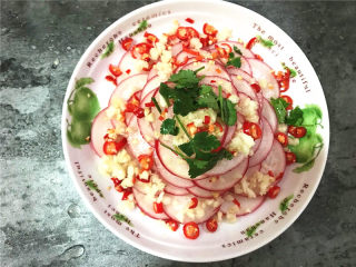 9、酸辣萝卜,撒上香菜。