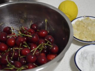 1、樱桃酱,准备食材