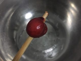 3、樱桃酱,去蒂，用筷子从尾部把核顶出