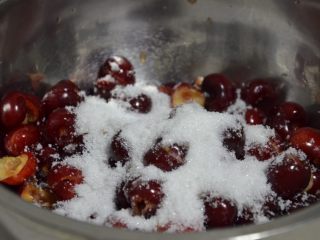 4、樱桃酱,放入糖