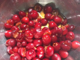 5、樱桃酱,腌二小时至樱桃出水，或冰箱冷藏过夜也可以