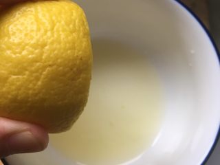 6、樱桃酱,柠檬汁挤入碗中