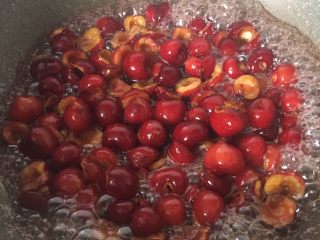 7、樱桃酱,放入锅中大火煮开