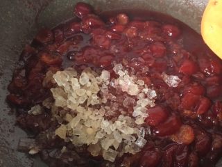 9、樱桃酱,放入冰糖