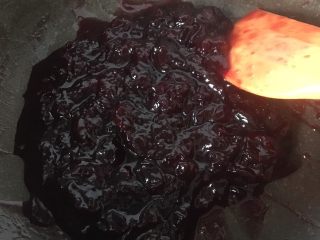 13、樱桃酱,继续翻炒三分钟