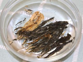 2、菜干咸瘦肉粥,折成小段，用水泡着