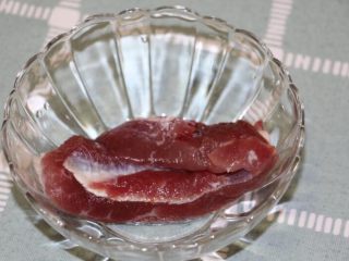 3、菜干咸瘦肉粥,展肉洗干净