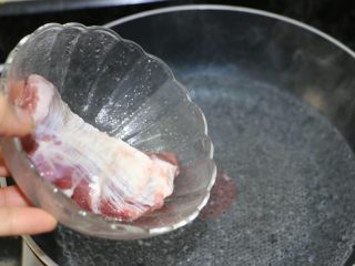 7、菜干咸瘦肉粥,展肉腌制好后烧一锅开水，把展肉放入煮至无血水