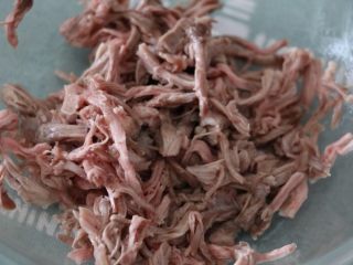 8、菜干咸瘦肉粥,然后撕成丝