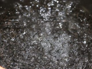 9、菜干咸瘦肉粥,粥锅里放适量水、烧开