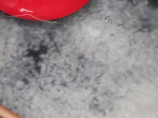 10、菜干咸瘦肉粥,倒入米，一开始搅拌一下，防止粘底