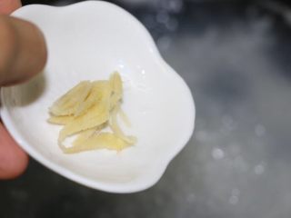 11、菜干咸瘦肉粥,放入姜丝