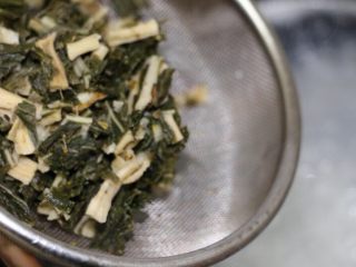 12、菜干咸瘦肉粥,粥烧开后放入菜干，烧开后转最小火