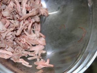 13、菜干咸瘦肉粥,熬煮30分钟后加入肉丝转中火熬开后转小火