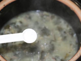 14、菜干咸瘦肉粥,继续熬煮20分钟，加入盐，大火烧1分钟即可