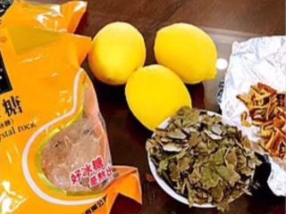 1、柠檬枇杷膏,备齐用料