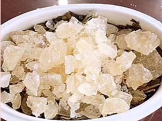 3、柠檬枇杷膏,陈皮枇杷叶洗净甩干铺在柠檬片上，黄冰糖砸碎，放在最上面.