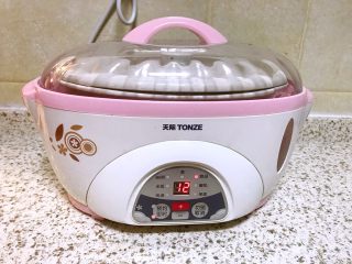 4、柠檬枇杷膏,炖锅调甜品键，定时熬制12小时，中途炖锅注意观察右侧水位线，及时添加水防止水分熬干，黄冰糖一次放不完，待到炖3小时左右炖锅内胆里冰糖融化再放剩余的.整个熬制过程，炖锅内胆不需要放水哦