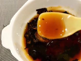 6、柠檬枇杷膏,舀上一勺，色泽诱人