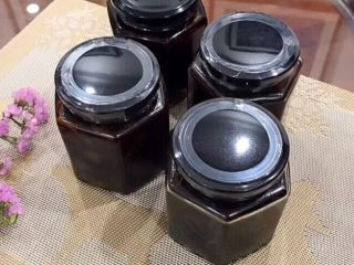 11、柠檬枇杷膏,将熬制好的柠檬膏趁热装进玻璃瓶，密封