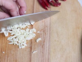 2、酒蒸文蛤,蒜剁成蓉。