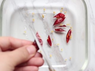 3、酒蒸文蛤,干红辣椒剪小段去籽。
