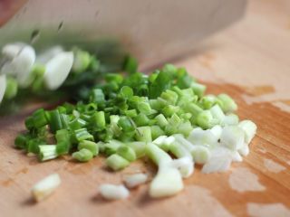 4、酒蒸文蛤,葱切葱花。