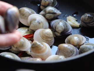 7、酒蒸文蛤,放入文蛤。