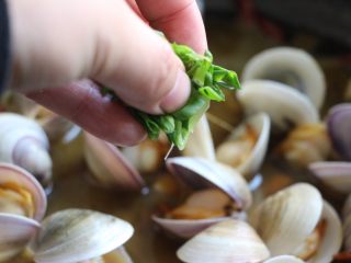 11、酒蒸文蛤,文蛤八九成开囗就可撒上香葱熄火。出锅的过程余温会让所有文蛤开口熟了。