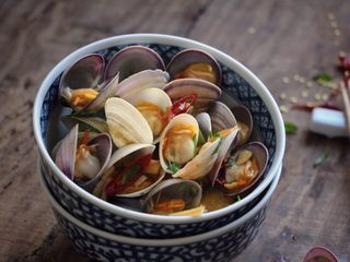 12、酒蒸文蛤,美味的酒蒸文蛤就做好了。