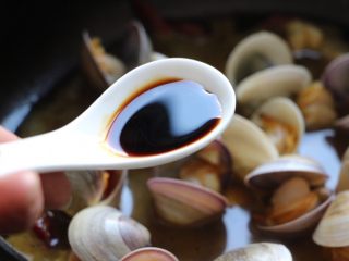 10、酒蒸文蛤,更多文蛤张口，淋入酱油再次翻匀。